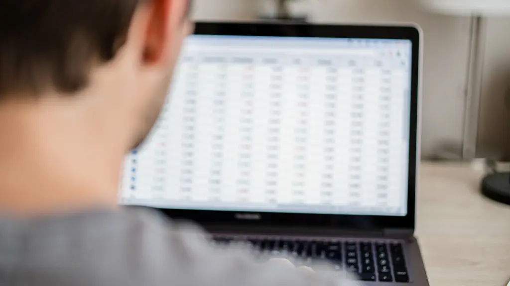 Consultation d'un tableur de calcul de rentabilité locative LMNP sur écran d'ordinateur